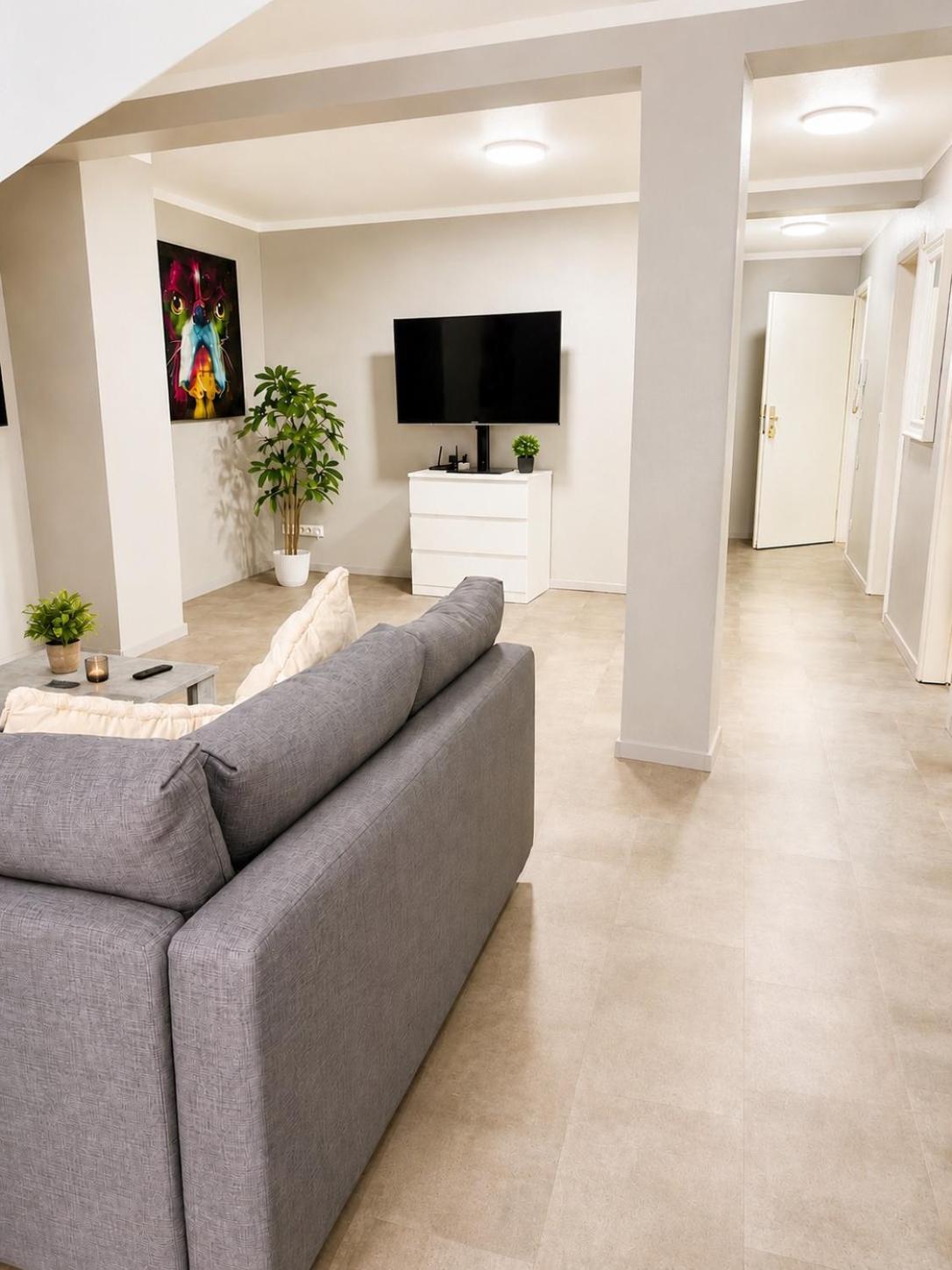 Wohnbereich mit Sofa und Flachbild-TV – Altstadt Living