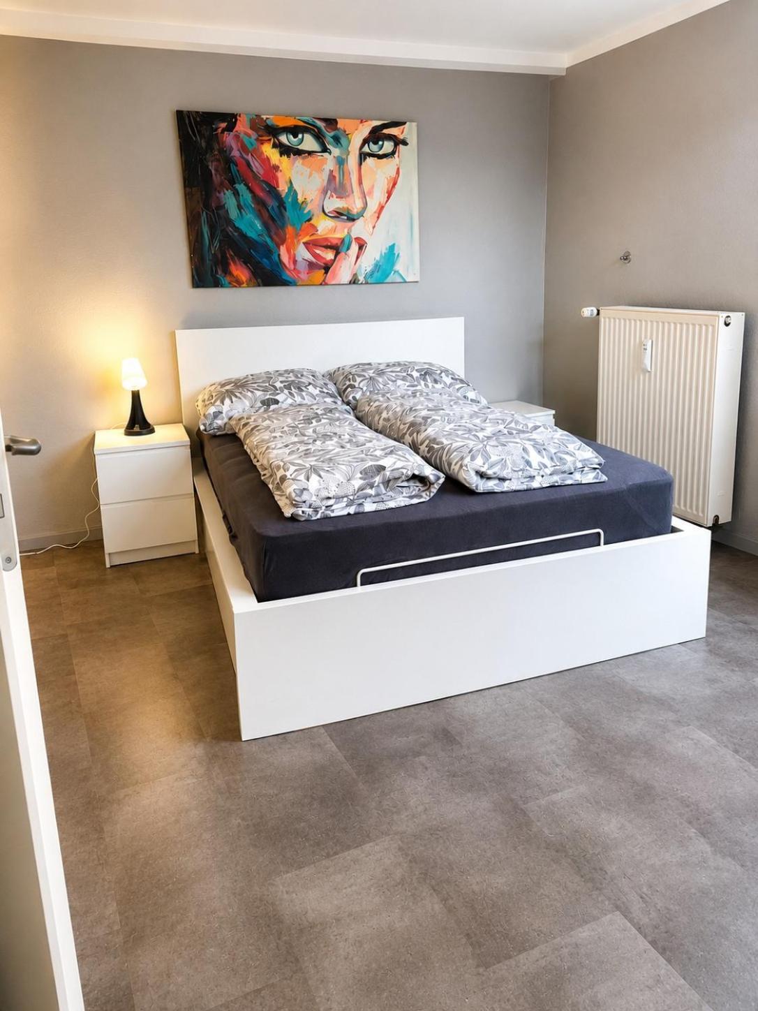 Doppelbett im Schlafbereich – Altstadt Living